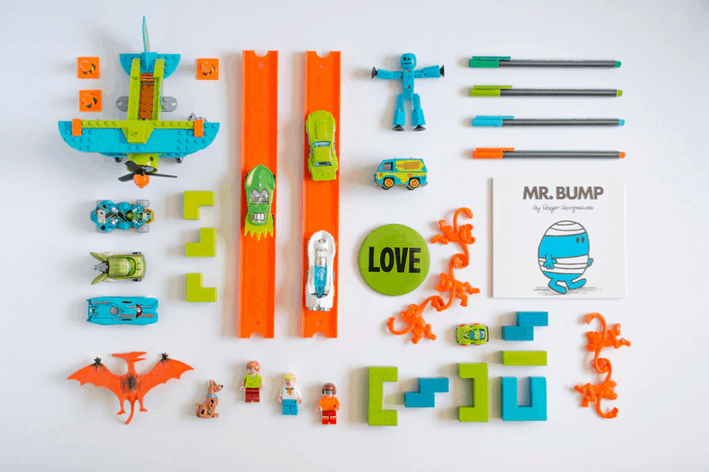 Flatlay jouets de couleur orange, bleu et vert