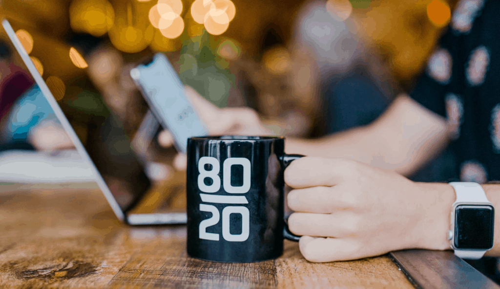 Tasse à café noire avec inscription 80 20