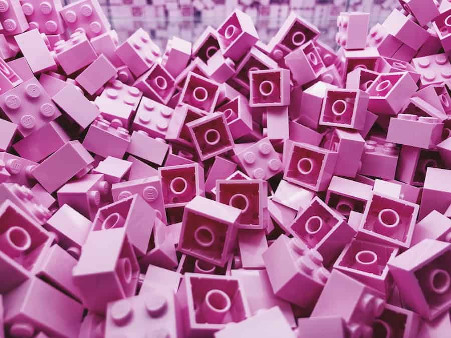 lego désorganisé de couleur mauve
