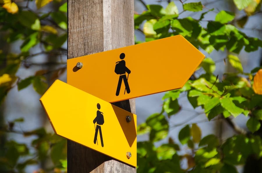 Chemin à suivre, panneaux d'indication pour piétons